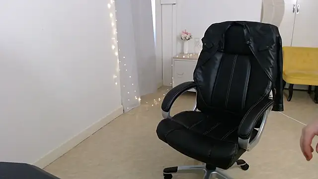 Snapshot of Crystal-dreamt chatting on 10, 10, 2025 Crystal-dreamt online show from 10, 10, 2025