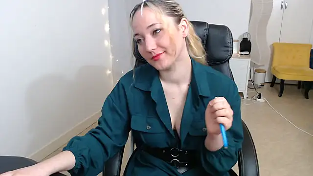 Snapshot of Crystal-dreamt chatting on 13, 10, 2025 Crystal-dreamt online show from 13, 10, 2025