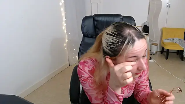 Snapshot of Crystal-dreamt chatting on 14, 10, 2025 Crystal-dreamt online show from 14, 10, 2025