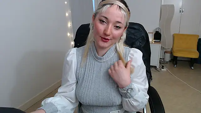 Snapshot of Crystal-dreamt chatting on 15, 10, 2025 Crystal-dreamt online show from 15, 10, 2025