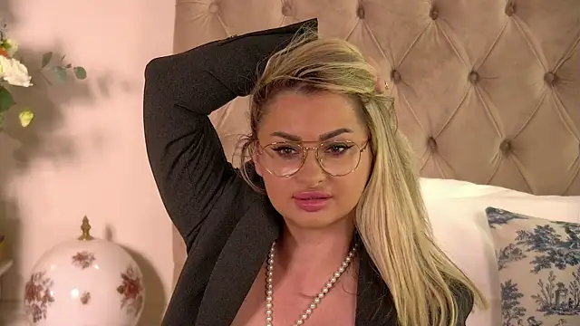 Denisse Perry online show from 10, 9, 2025