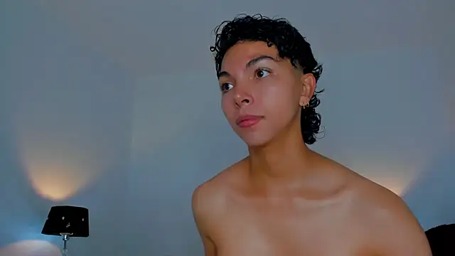 Snapshot of xhenisa_ chatting on 11, 11, 2025 xhenisa online show from 11, 11, 2025