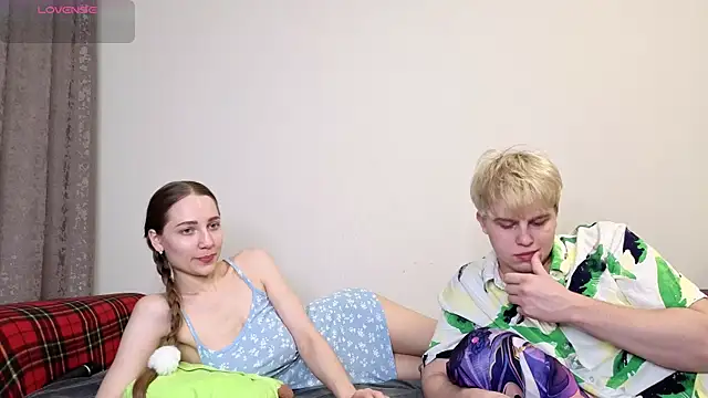 Emily and Ilumi online show from 5, 2, 2026