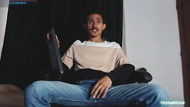 Snapshot of HomeAloneK chatting on 12, 3, 2025 HomeAloneK online show from 12, 3, 2025