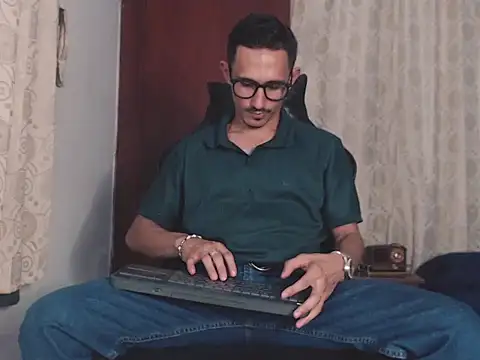 Snapshot of HomeAloneK chatting on 16, 10, 2025 HomeAloneK online show from 16, 10, 2025