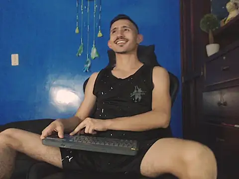 Snapshot of HomeAloneK chatting on 2, 11, 2025 HomeAloneK online show from 2, 11, 2025