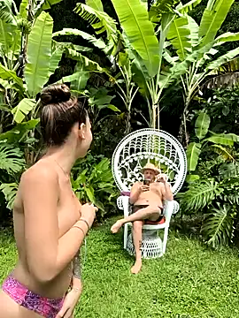 Snapshot of emma4xxx chatting on 4, 1, 2025 emma4xxx online show from 4, 1, 2025