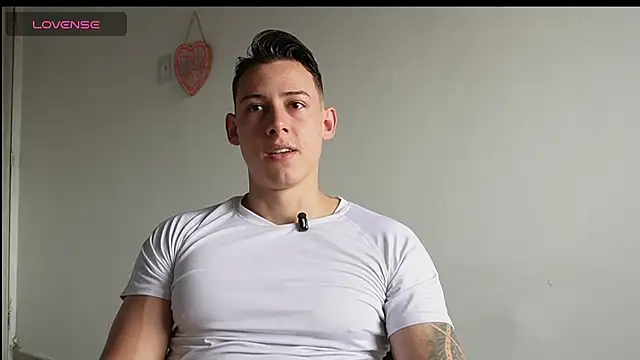 Snapshot of Muscle_King_Cum chatting on 18, 6, 2026 Muscle King Cum online show from 18, 6, 2026