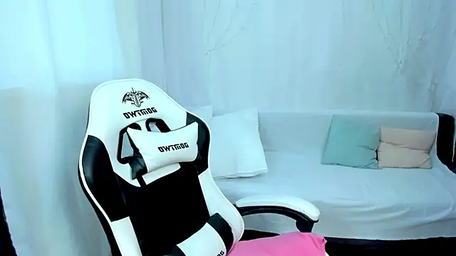 Lily Daviss online show from 12, 4, 2026