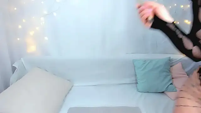 Lily Daviss online show from 17, 4, 2026