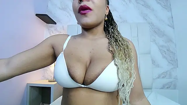 Snapshot of Hannagarces chatting on 11, 3, 2025 Hannagarces online show from 11, 3, 2025
