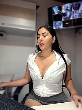 Snapshot of MarianaBenz chatting on 3, 6, 2026 MarianaBenz online show from 3, 6, 2026
