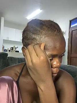 Snapshot of petiteebony_81 chatting on 11, 2, 2026 petiteebony 81 online show from 11, 2, 2026