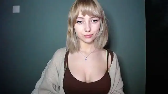 LuciaYoung online show from 4, 3, 2026