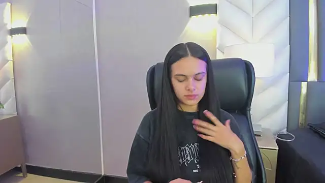 ChloeHarper  online show from 12, 4, 2026