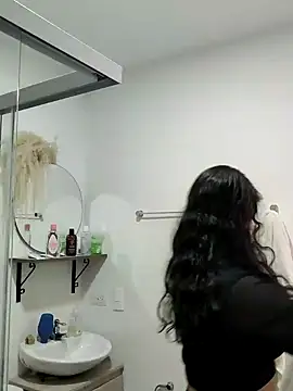 Lia Hurley online show from 14, 12, 2024