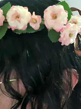 Lia Hurley online show from 5, 2, 2025