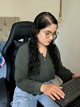 Lia Hurley online show from 22, 3, 2025