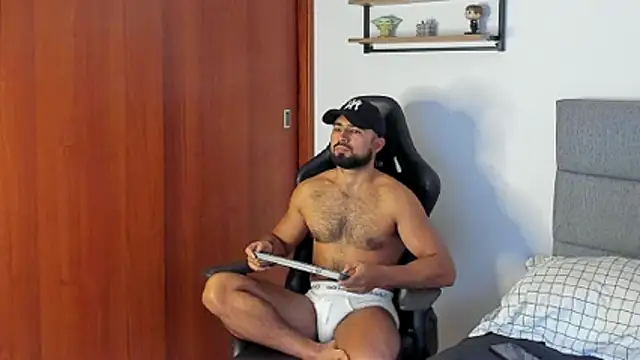 Snapshot of ethaanjones chatting on 14, 10, 2025 ethaanjones online show from 14, 10, 2025