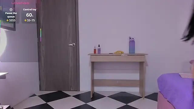 alexa pariss online show from 7, 10, 2025