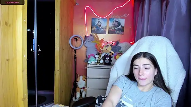Fiery Brunette  online show from 27, 5, 2026