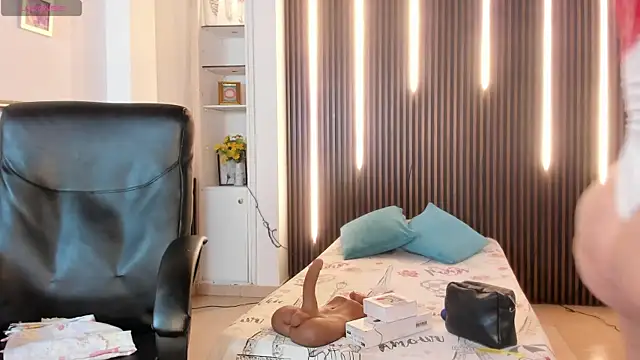 victoria mooree online show from 18, 10, 2025