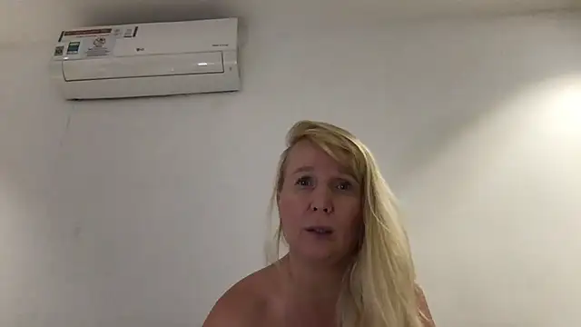 EmmaInLove23 online show from 13, 2, 2025