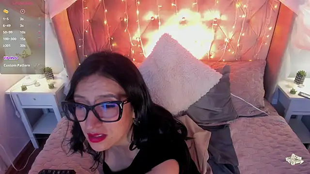 kira moon   online show from 8, 3, 2025