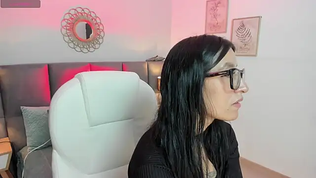 kira moon   online show from 5, 4, 2026