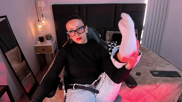 kira moon   online show from 7, 4, 2026