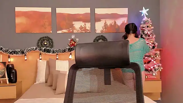 LiliJones  online show from 13, 12, 2024