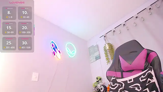 Snapshot of lucie_nicolls chatting on 5, 12, 2025 lucie nicolls online show from 5, 12, 2025