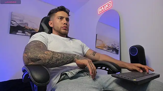 Snapshot of LucianSinclair chatting on 25, 12, 2024 LucianSinclair online show from 25, 12, 2024