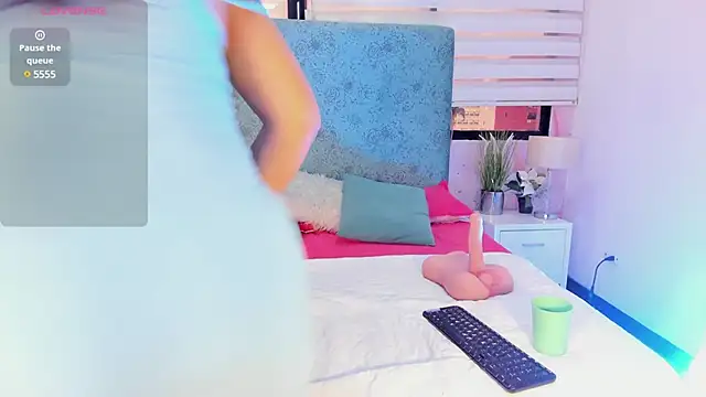 Nahomi Wild online show from 2, 2, 2025