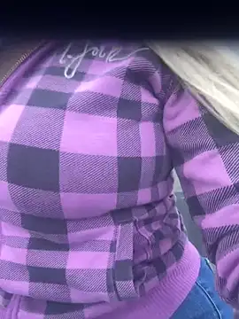 nicole valencia  online show from 15, 2, 2025