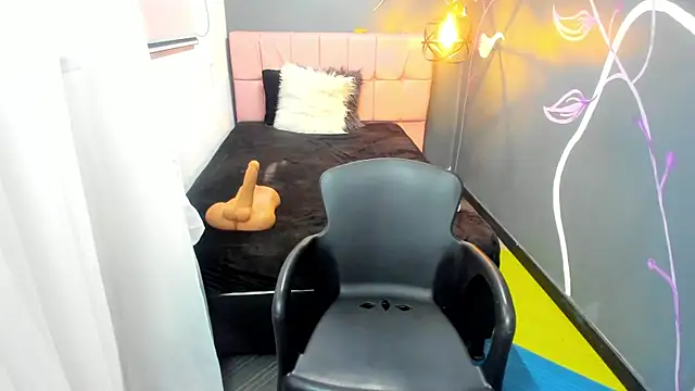 EmmaaEvans  online show from 4, 12, 2024