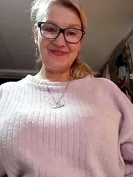 Snapshot of irinamaux chatting on 8, 5, 2026 irinamaux online show from 8, 5, 2026