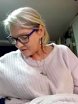 Snapshot of irinamaux chatting on 10, 5, 2026 irinamaux online show from 10, 5, 2026