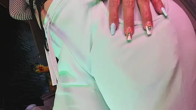 LaureenHills online show from 7, 4, 2026