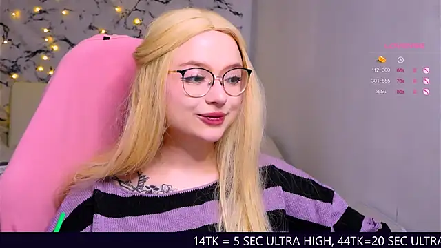 Snapshot of me__hanna chatting on 2, 3, 2025 me hanna online show from 2, 3, 2025