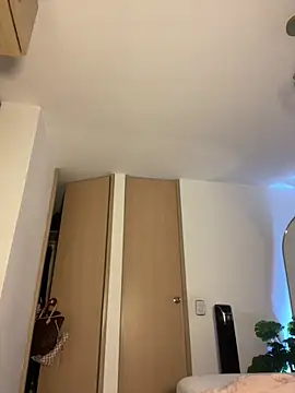  laura 02 online show from 16, 12, 2024