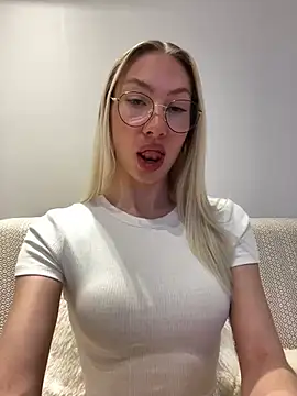 LuisaBecker online show from 26, 2, 2025