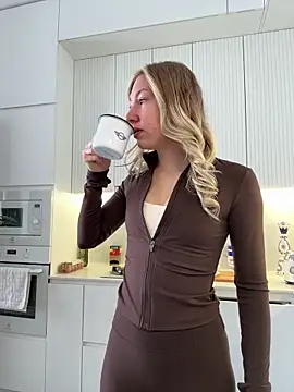 Snapshot of LuisaBecker chatting on 19, 1, 2026 LuisaBecker online show from 19, 1, 2026