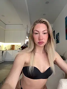 Snapshot of LuisaBecker chatting on 6, 3, 2026 LuisaBecker online show from 6, 3, 2026