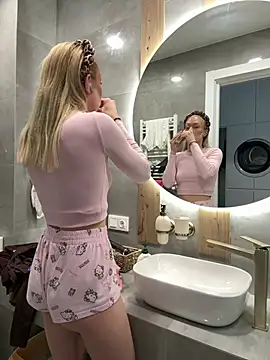 Snapshot of LuisaBecker chatting on 14, 4, 2026 LuisaBecker online show from 14, 4, 2026