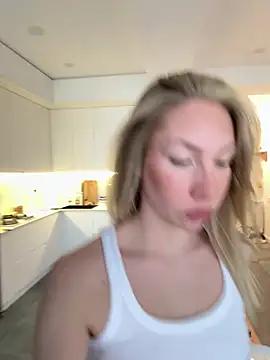 Snapshot of LuisaBecker chatting on 15, 4, 2026 LuisaBecker online show from 15, 4, 2026