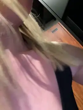 Snapshot of LuisaBecker chatting on 16, 4, 2026 LuisaBecker online show from 16, 4, 2026