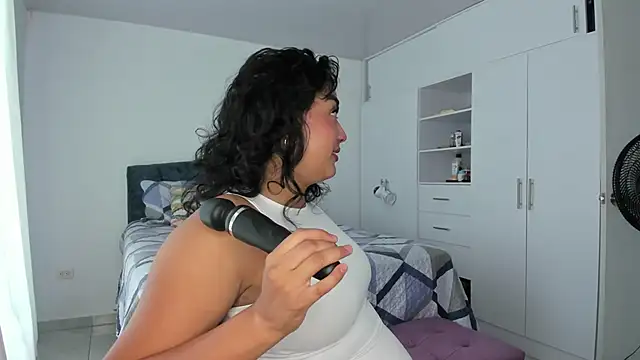 ema saenz online show from 11, 4, 2026