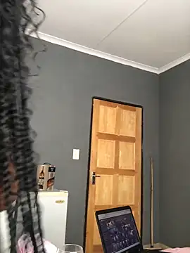 Nicole Liam  online show from 6, 10, 2025