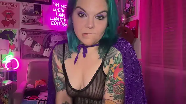 Snapshot of CherryBombBomb chatting on 28, 10, 2025 CherryBombBomb online show from 28, 10, 2025